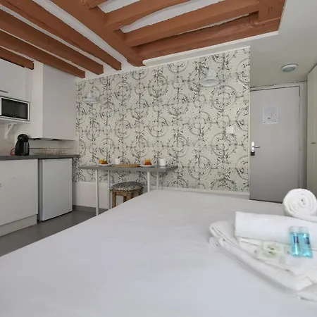 Parisien 20m2 En Face Du Musee Grevin - 2p 파리