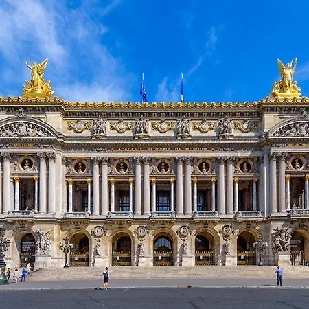 Parisien 20m2 En Face Du Musee Grevin - 2p *
